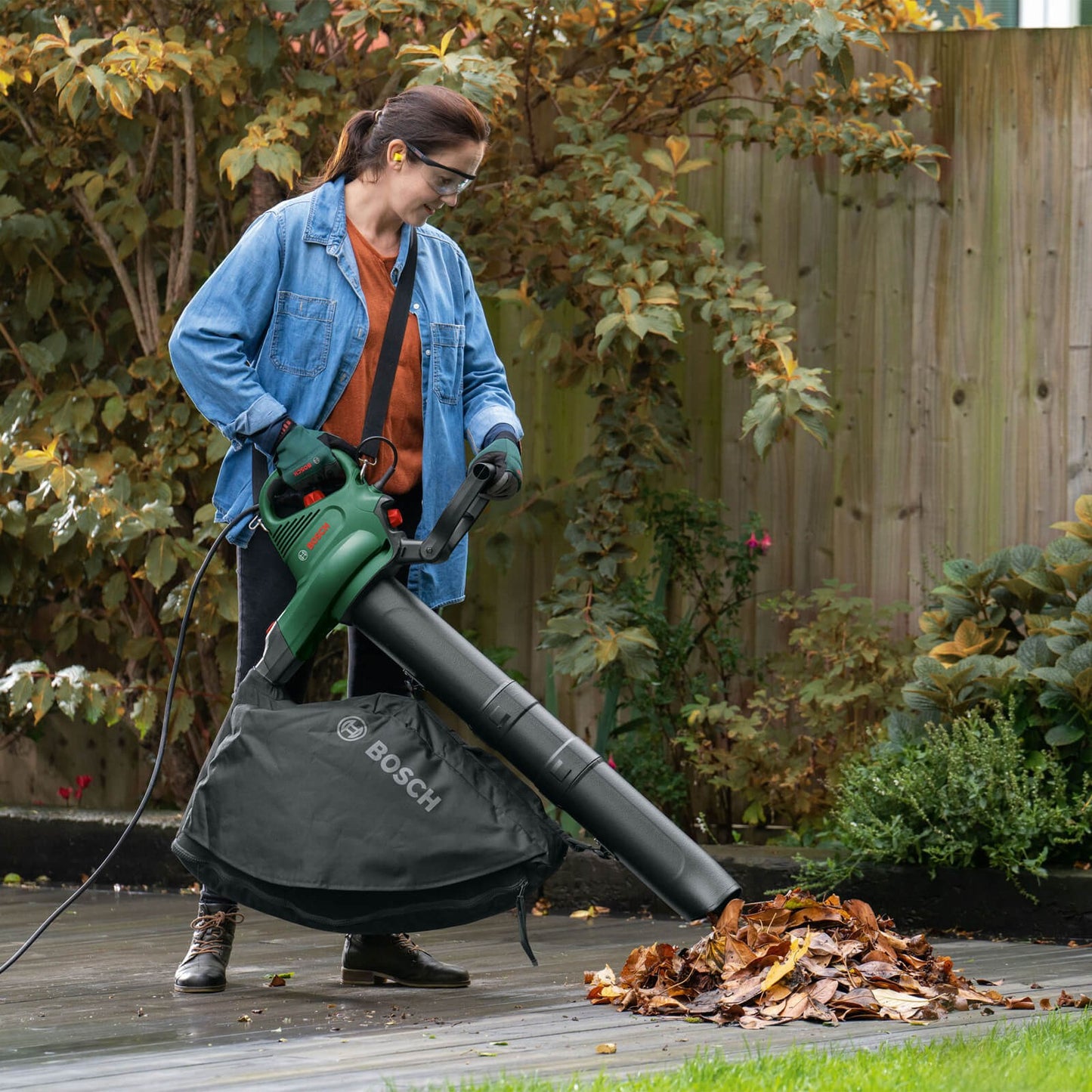 Bosch UniversalGardenTidy3000 3 in 1 Garden Vacuum and Leaf Blower Bosch Lawn Garden