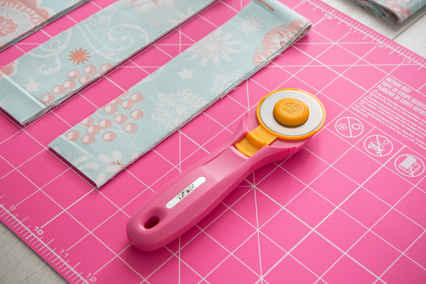 Olfa 45mm Rotary Cutter with Self Healing Mat (12"x18")